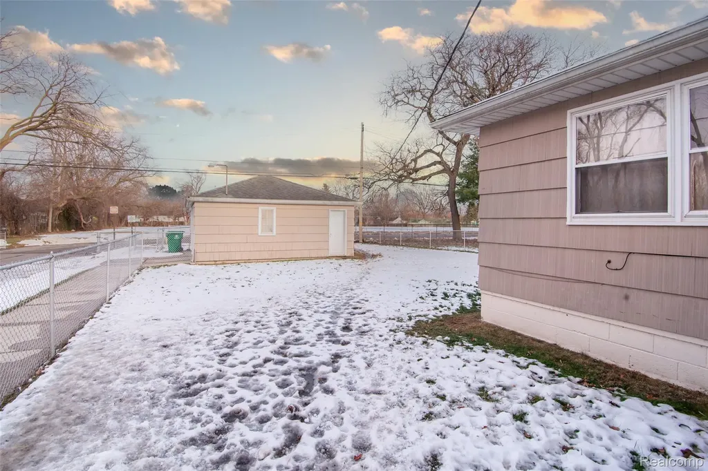 21858 Pleasant Avenue Eastpointe City MI 48021