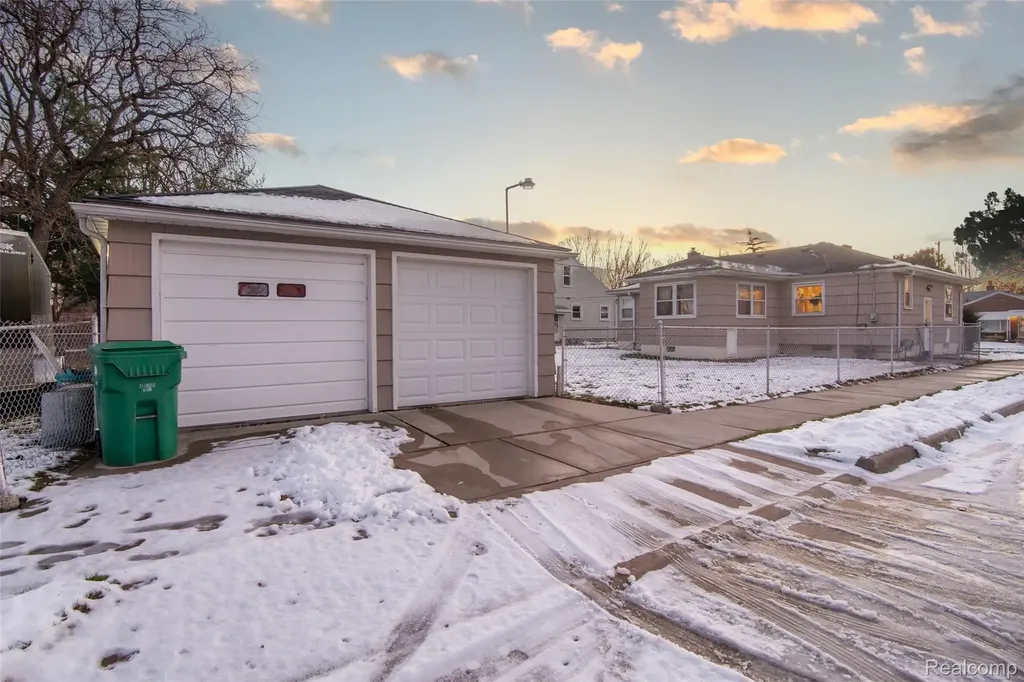 21858 Pleasant Avenue Eastpointe City MI 48021