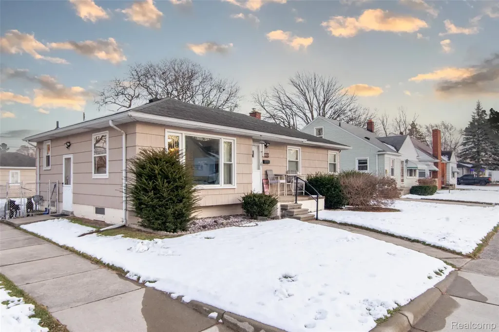 21858 Pleasant Avenue Eastpointe City MI 48021