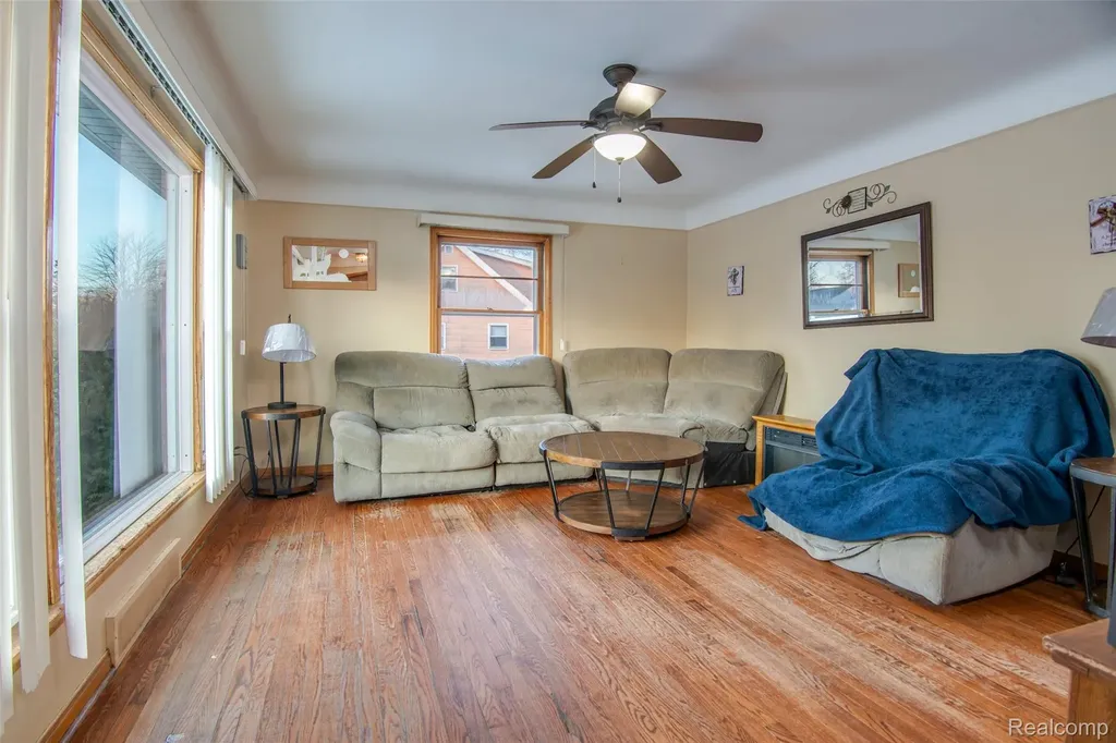 21858 Pleasant Avenue Eastpointe City MI 48021