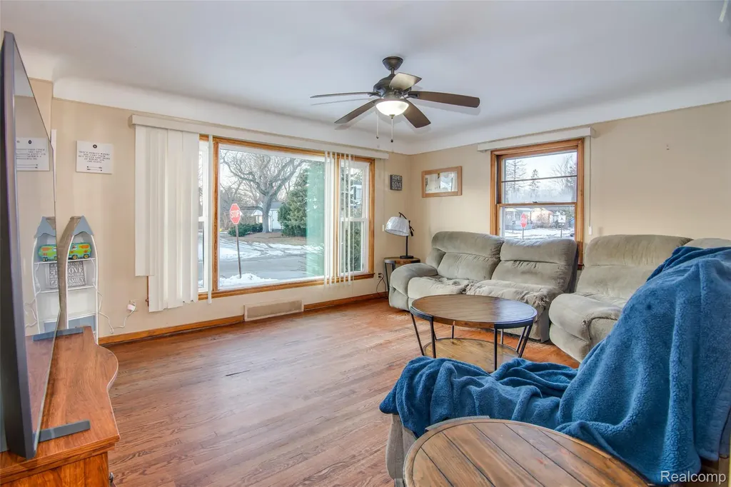 21858 Pleasant Avenue Eastpointe City MI 48021