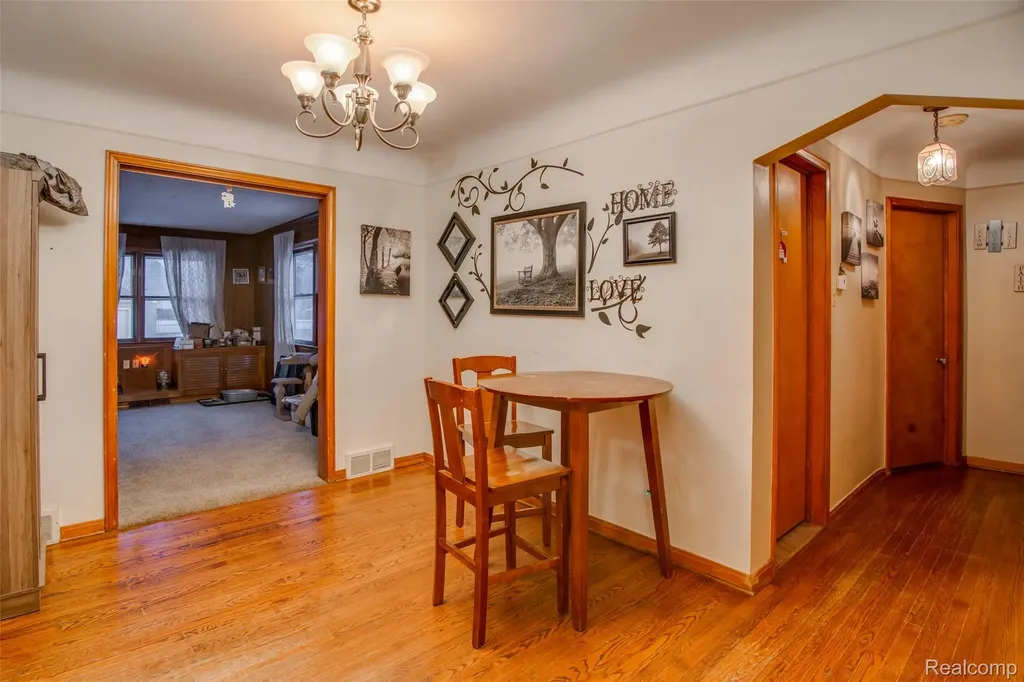 21858 Pleasant Avenue Eastpointe City MI 48021