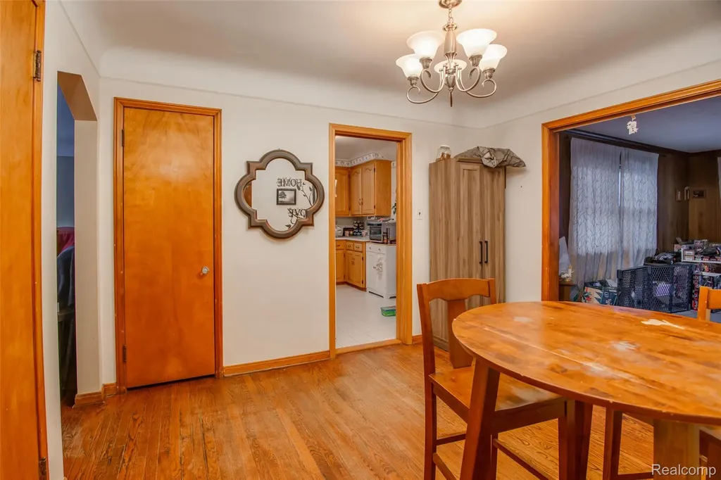 21858 Pleasant Avenue Eastpointe City MI 48021