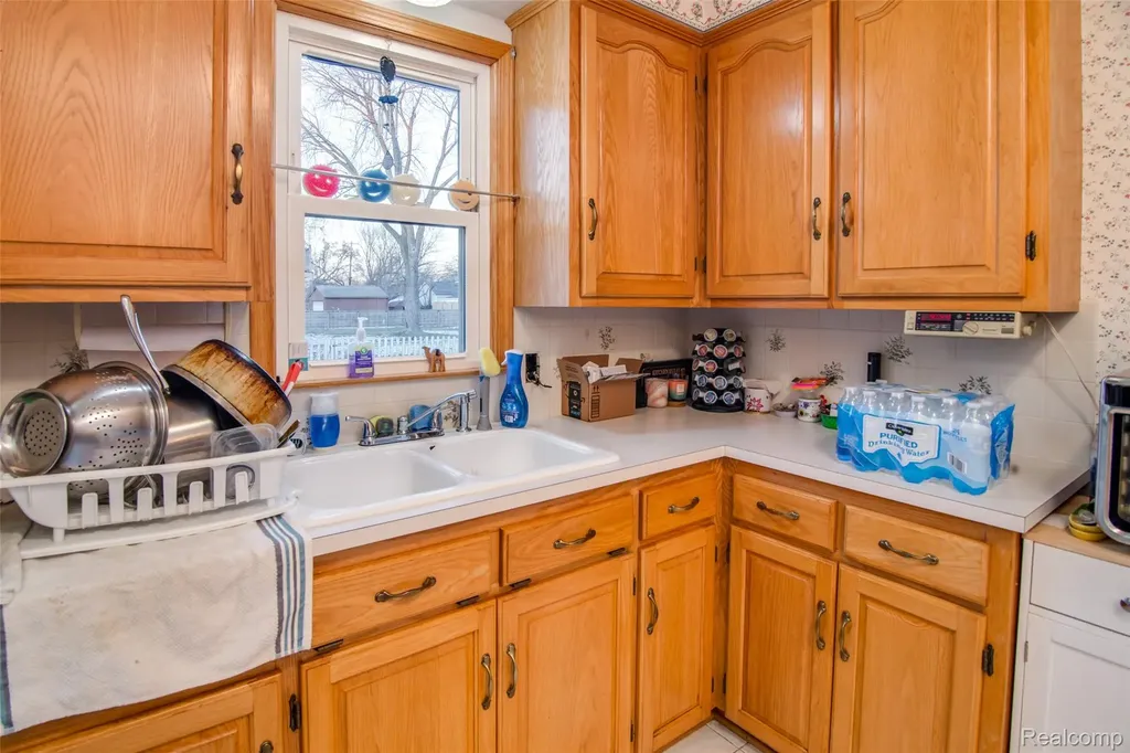 21858 Pleasant Avenue Eastpointe City MI 48021