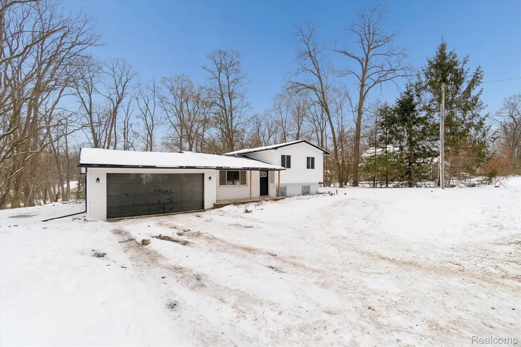 10031 Carmer Road Fenton City MI 48430