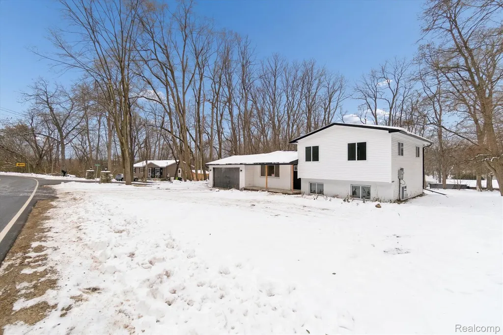 10031 Carmer Road Fenton City MI 48430