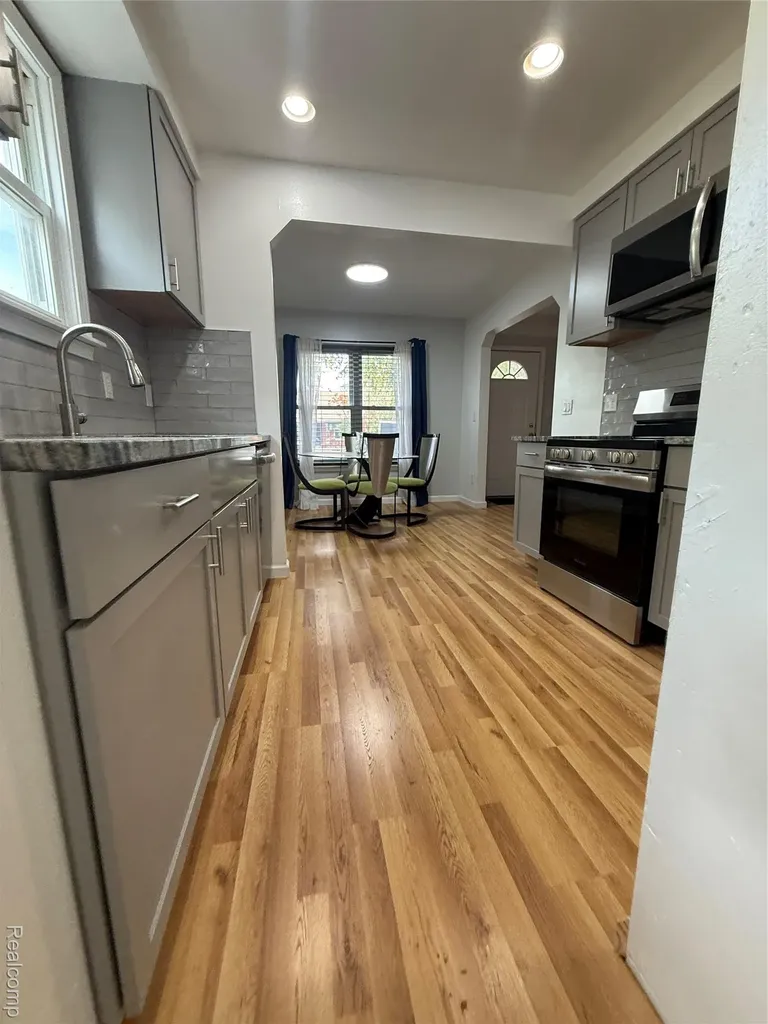 6737 Warwick Street Detroit City MI 48228