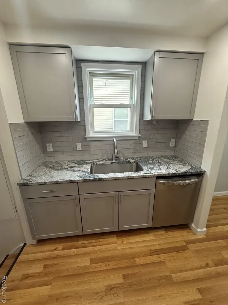 6737 Warwick Street Detroit City MI 48228