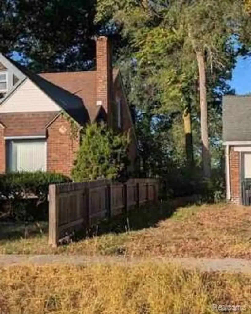 16551 Pinehurst Street Detroit City MI 48221