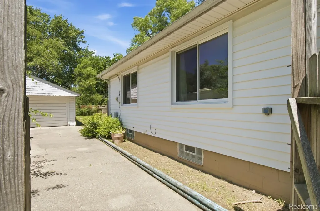 28640 Oakwood Street Inkster City MI 48141