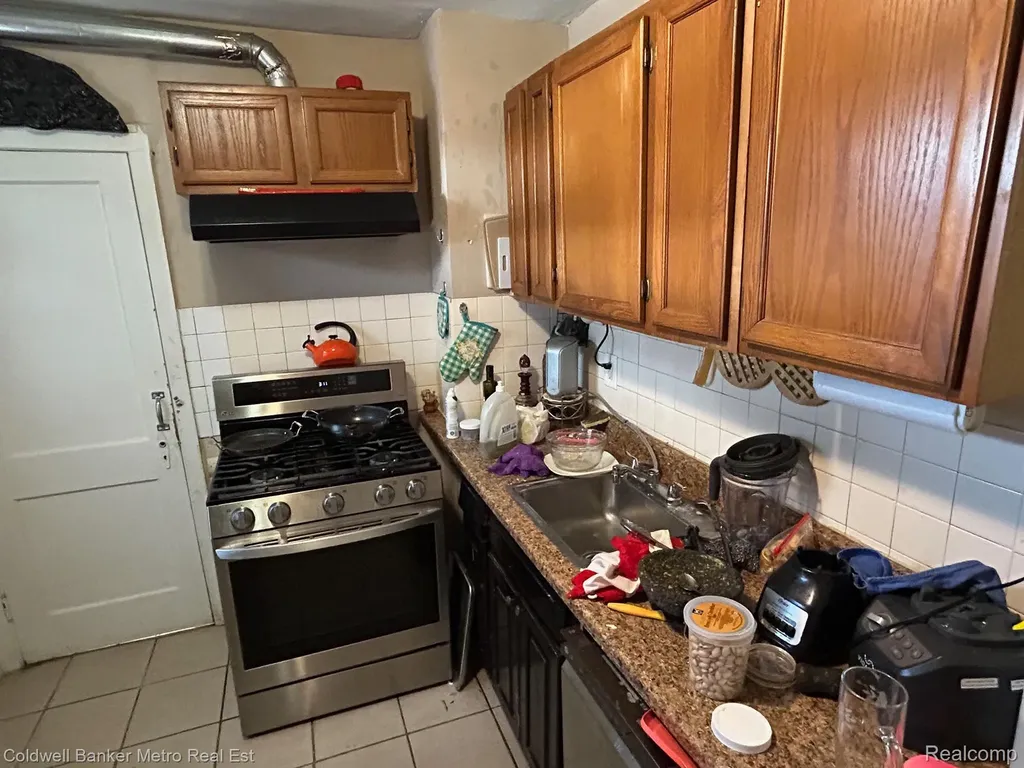 669 N Perry Street Pontiac City MI 48342