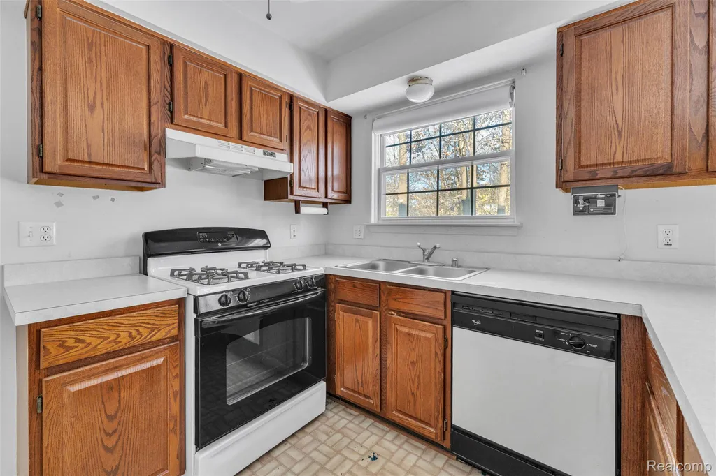 33838 Whitewood Place Westland City MI 48185