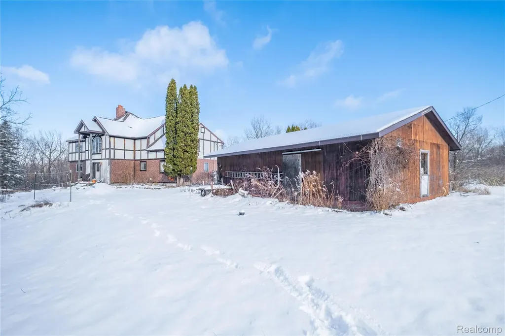 1191 Gage Road Holly Village MI 48442