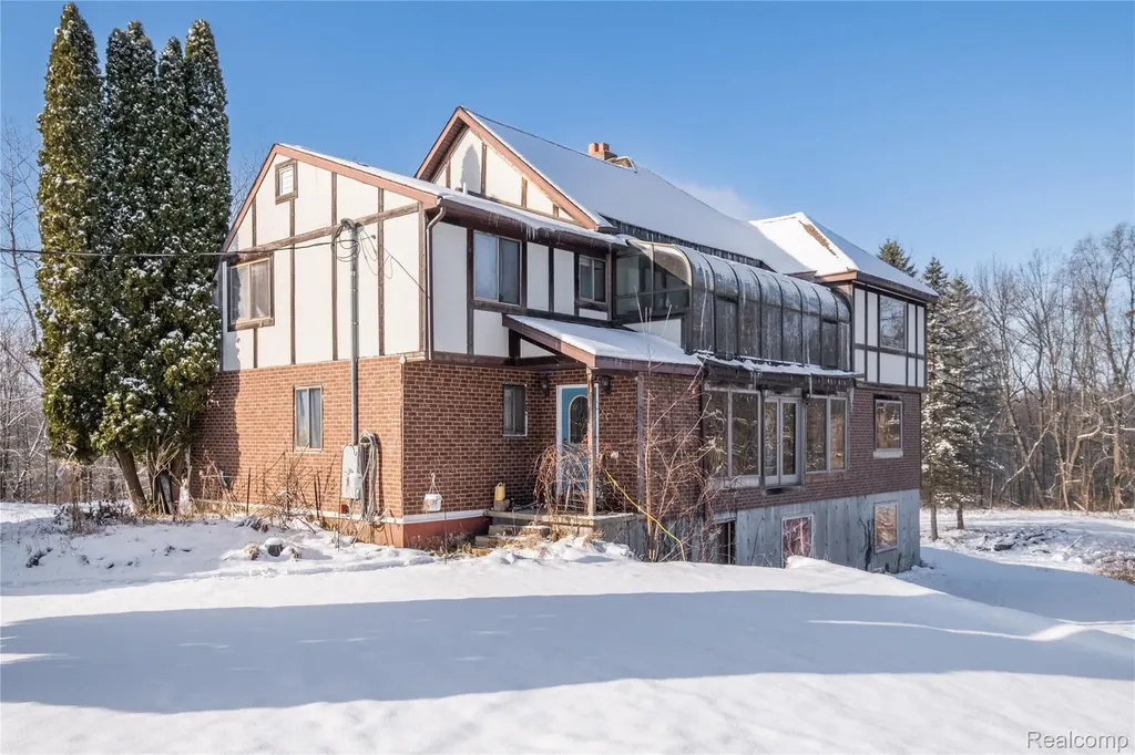 1191 Gage Road Holly Village MI 48442