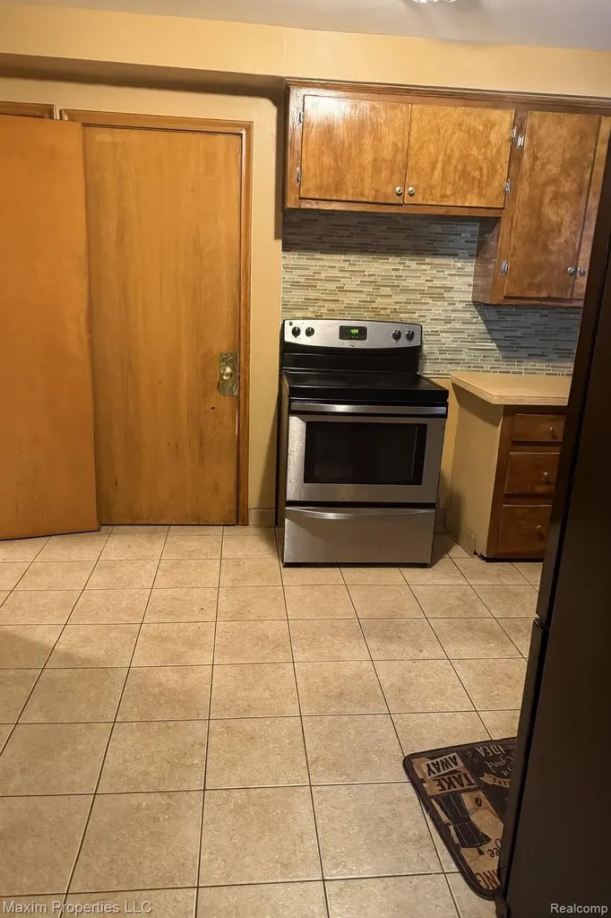 6240 W Outer Drive Detroit City MI 48235