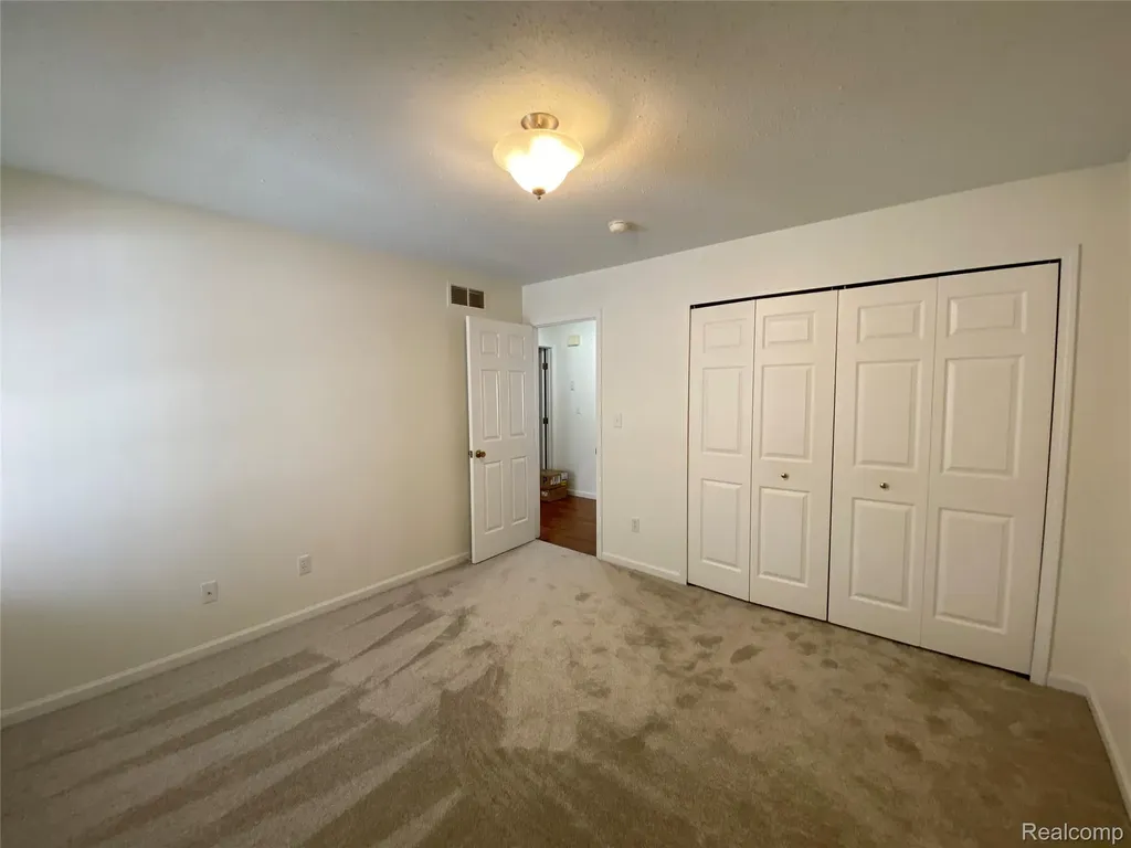 596 Yorkshire Sq. Square Milan City MI 48160