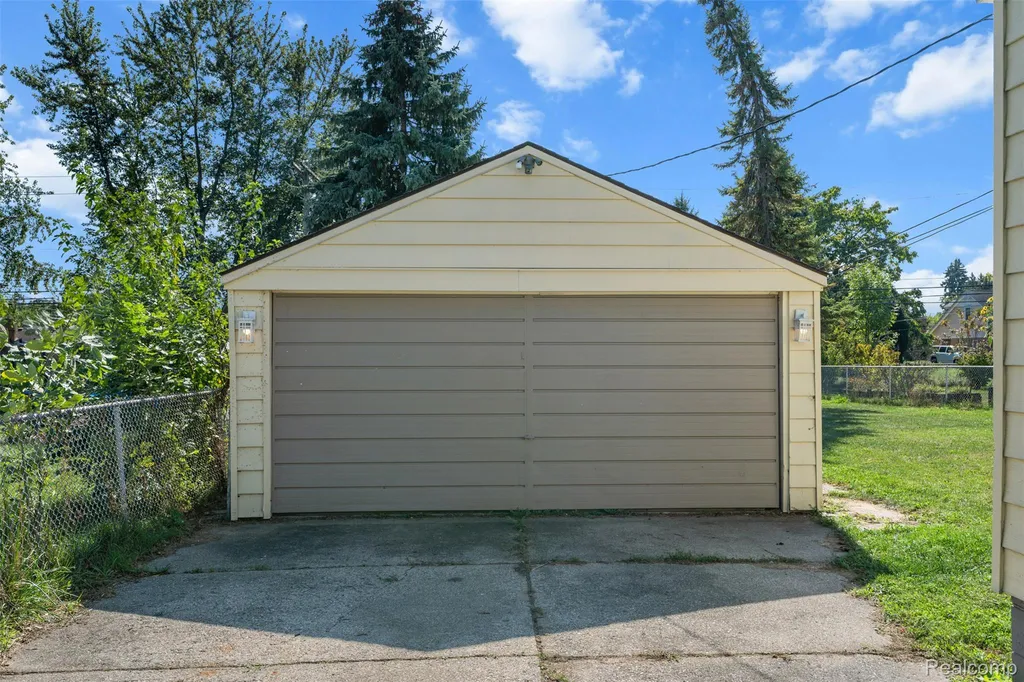 16106 Chesterfield Avenue Eastpointe City MI 48021
