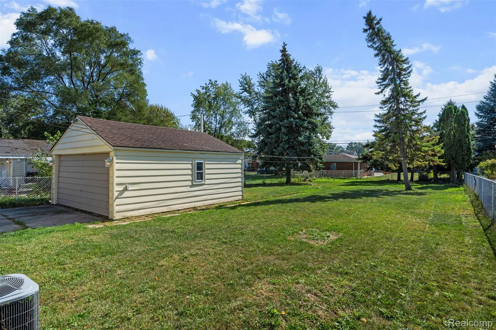 16106 Chesterfield Avenue Eastpointe City MI 48021