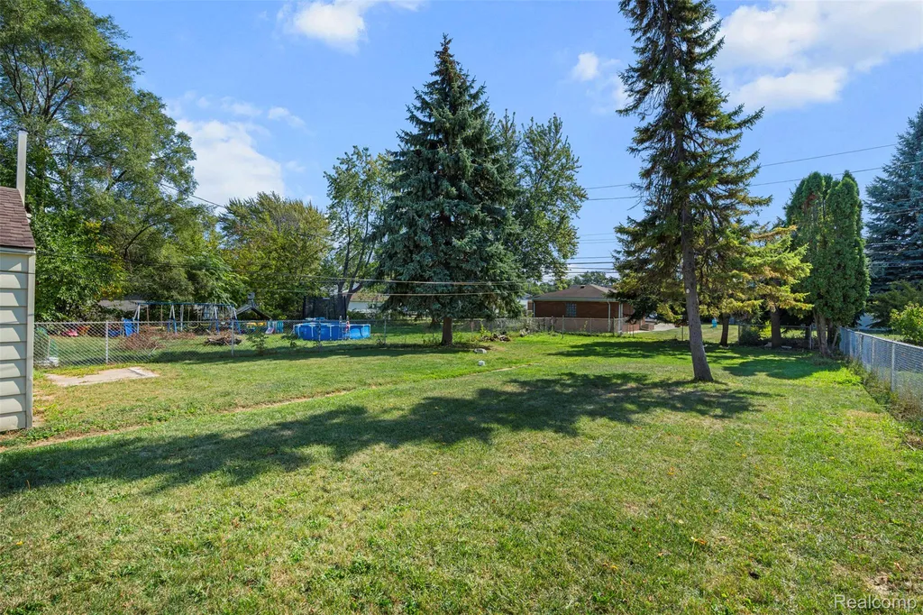 16106 Chesterfield Avenue Eastpointe City MI 48021