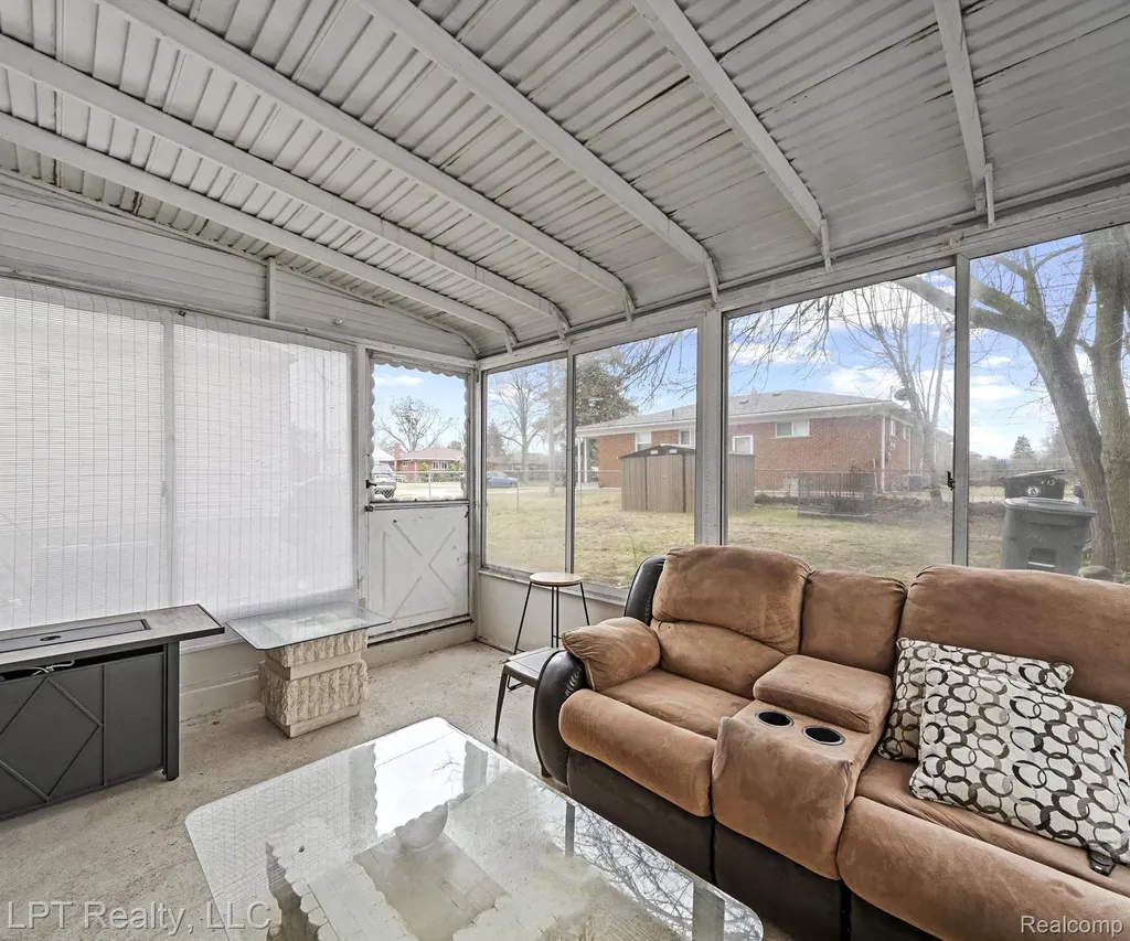 23709 W Chicago Redford Charter Township MI 48239