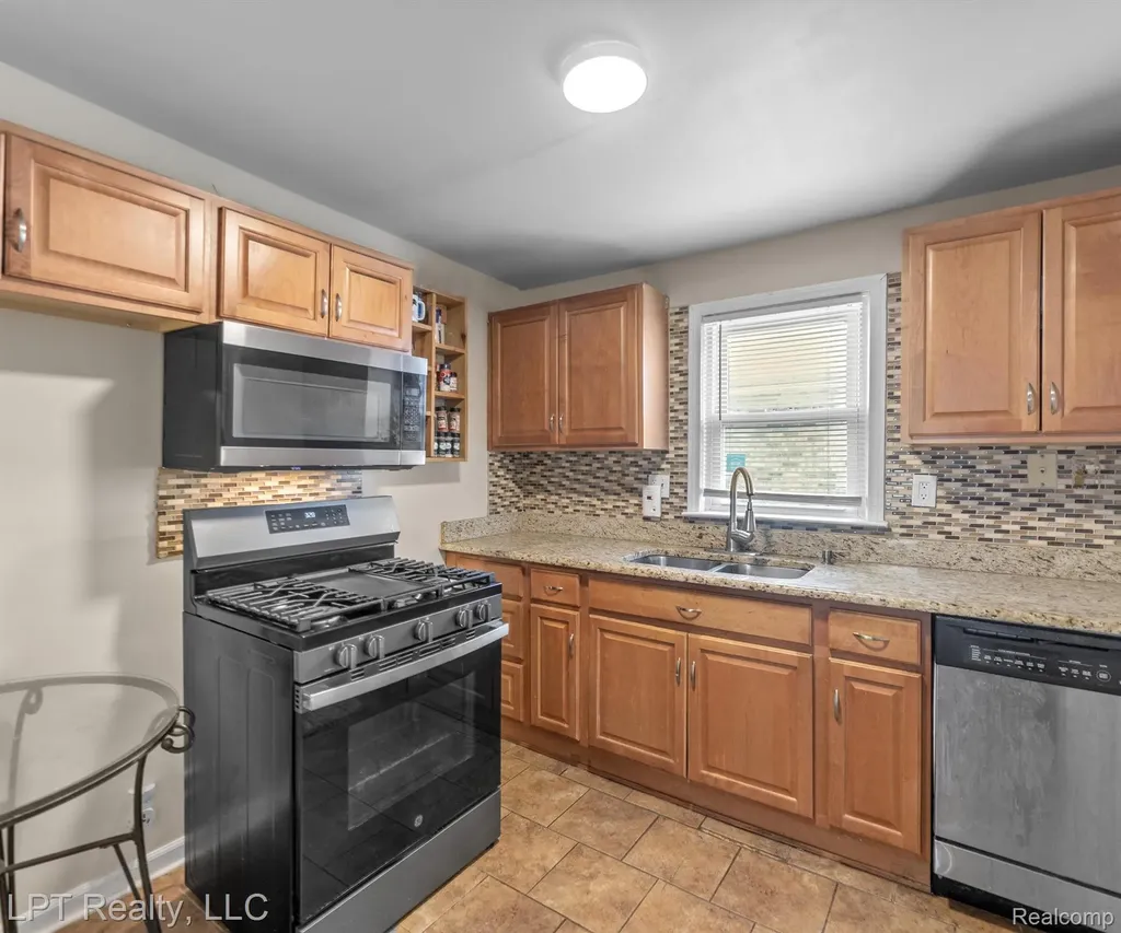 23709 W Chicago Redford Charter Township MI 48239
