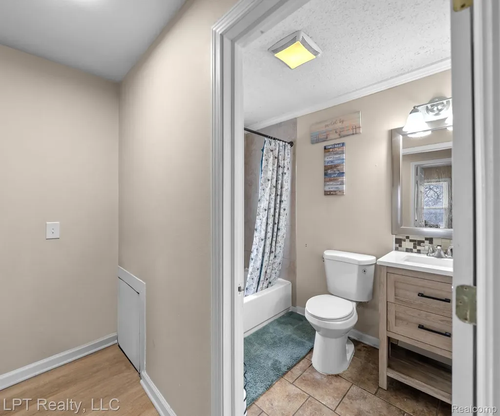 23709 W Chicago Redford Charter Township MI 48239