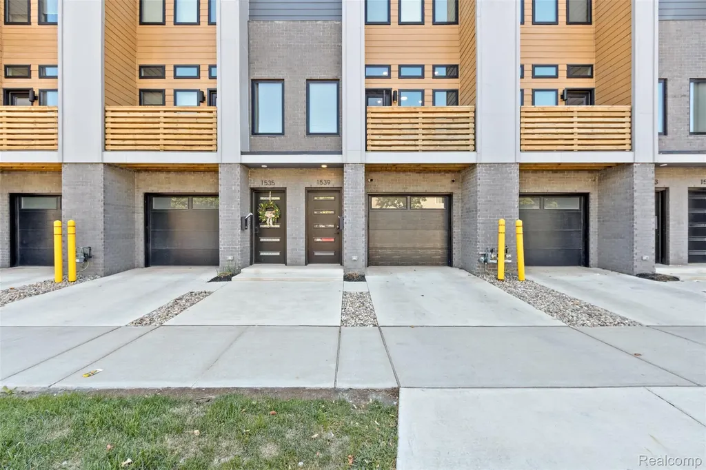 1539 Pallister Detroit City MI 48206