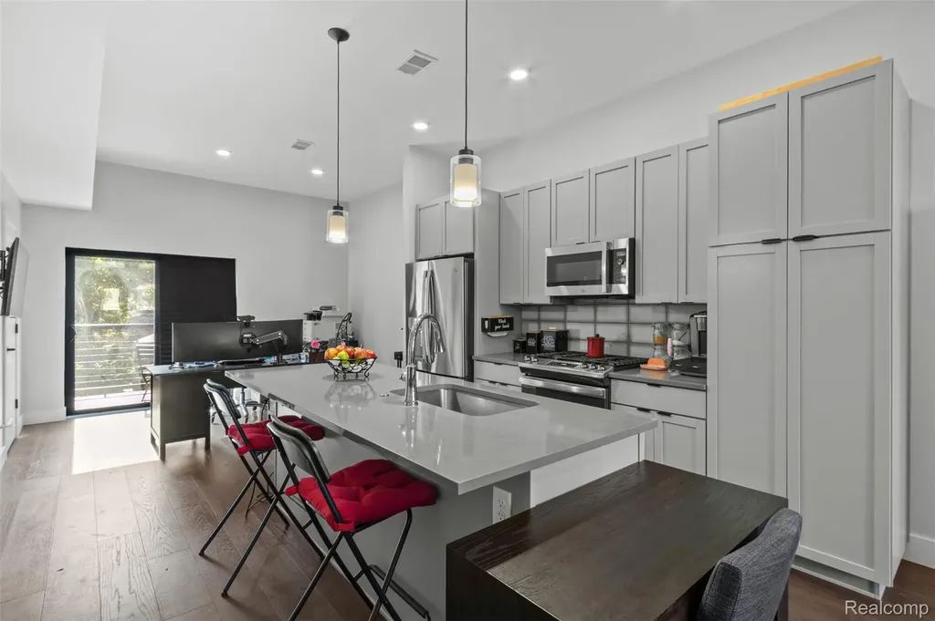 1539 Pallister Detroit City MI 48206