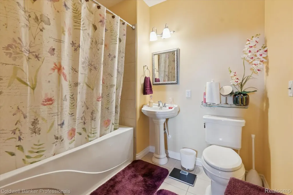 13065 White Oaks Argentine Township MI 48436