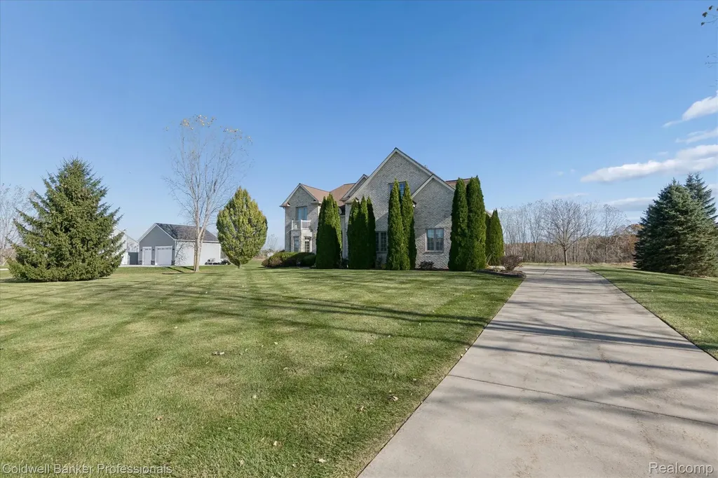 13065 White Oaks Argentine Township MI 48436
