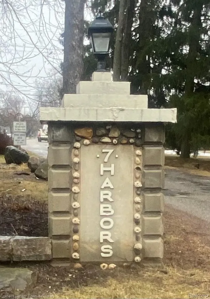 4031 Hillcrest Highland Charter Township MI 48356