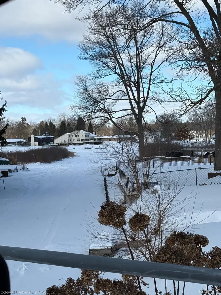 4031 Hillcrest Highland Charter Township MI 48356