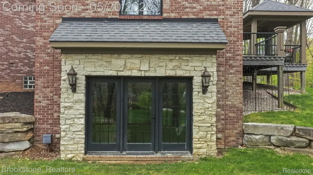 2157 Canterwood Highland Charter Township MI 48357