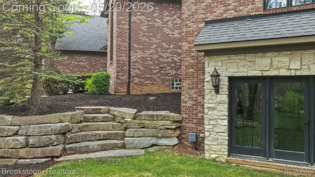 2157 Canterwood Highland Charter Township MI 48357