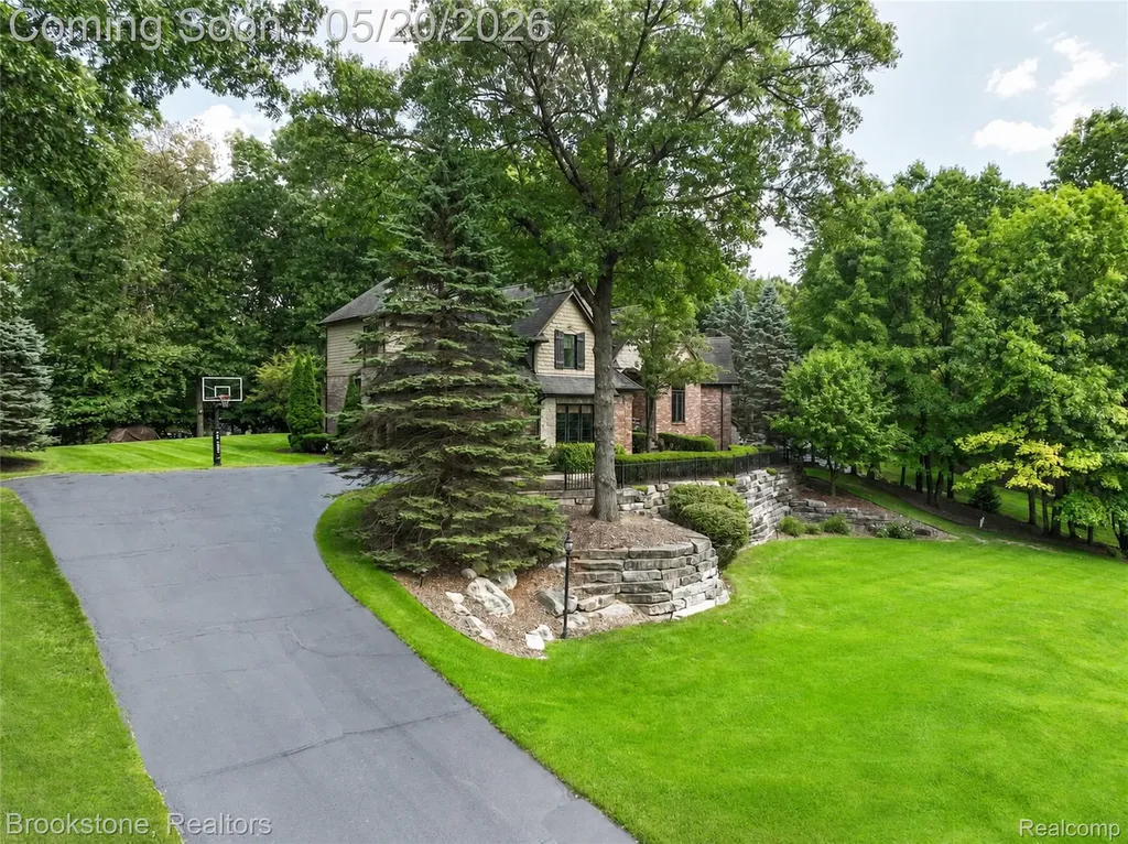 2157 Canterwood Highland Charter Township MI 48357