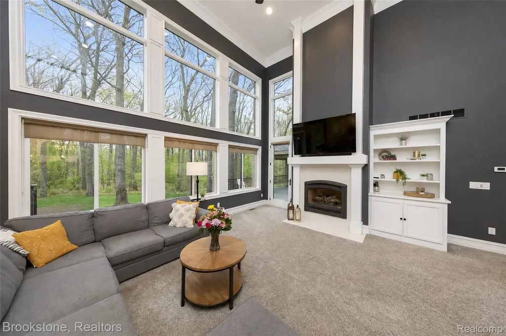 2157 Canterwood Highland Charter Township MI 48357