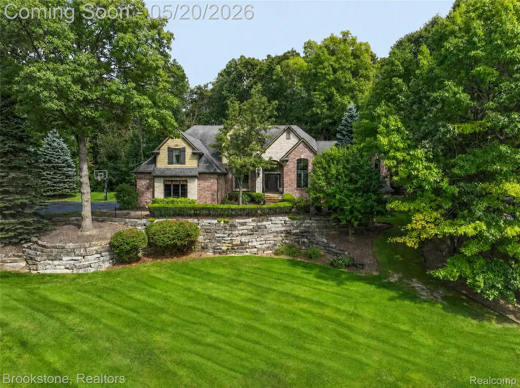 2157 Canterwood Highland Charter Township MI 48357