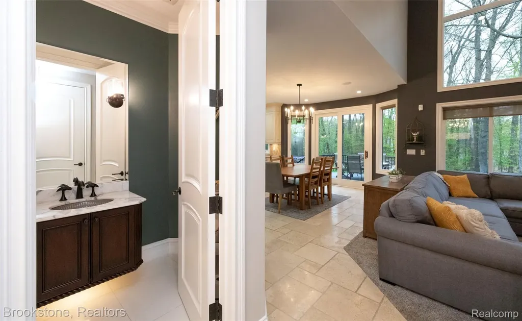 2157 Canterwood Highland Charter Township MI 48357