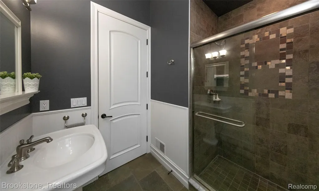 2157 Canterwood Highland Charter Township MI 48357