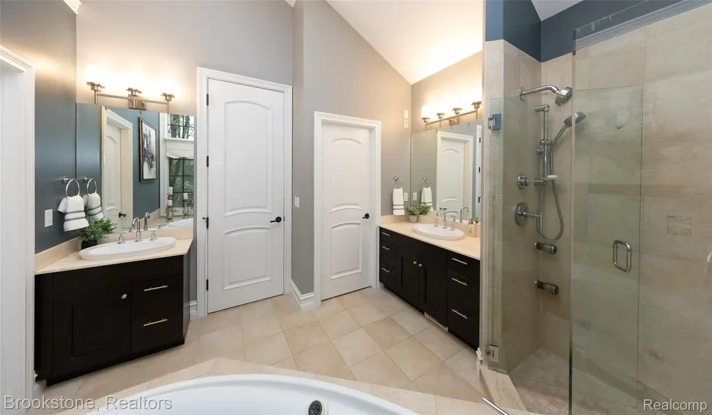 2157 Canterwood Highland Charter Township MI 48357