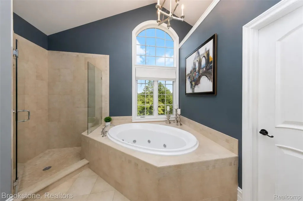 2157 Canterwood Highland Charter Township MI 48357