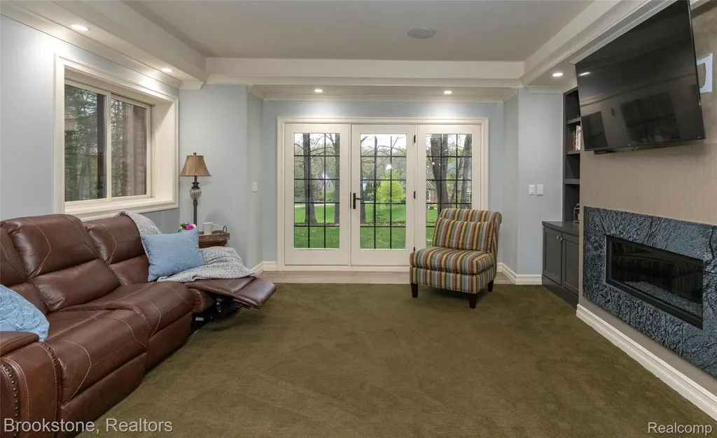 2157 Canterwood Highland Charter Township MI 48357