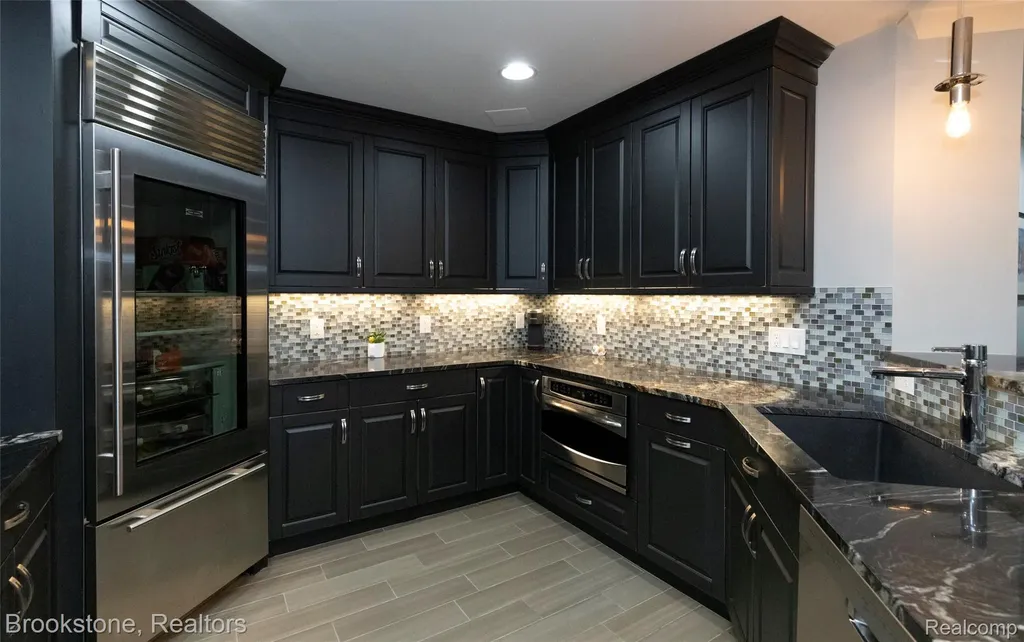 2157 Canterwood Highland Charter Township MI 48357