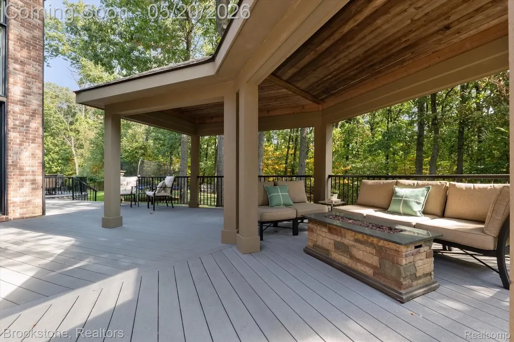 2157 Canterwood Highland Charter Township MI 48357