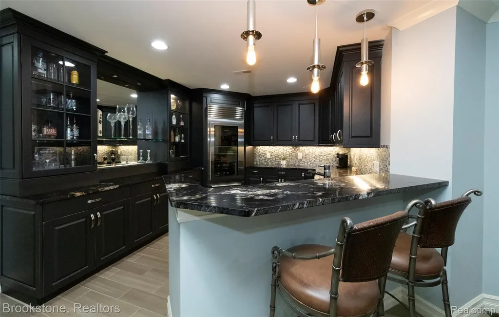 2157 Canterwood Highland Charter Township MI 48357