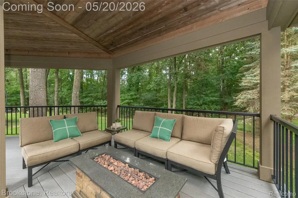 2157 Canterwood Highland Charter Township MI 48357