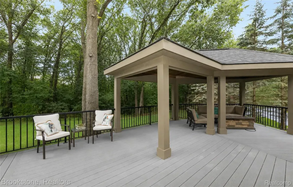 2157 Canterwood Highland Charter Township MI 48357