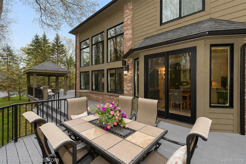 2157 Canterwood Highland Charter Township MI 48357