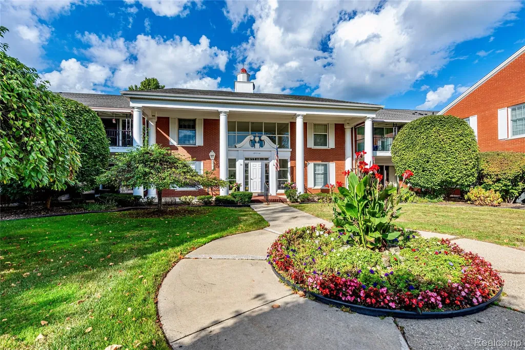 19710 W 13 Mile Road Beverly Hills Village MI 48025