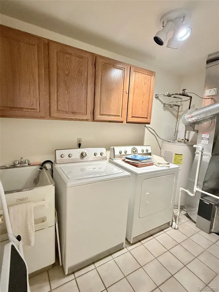 19710 W 13 Mile Road Beverly Hills Village MI 48025